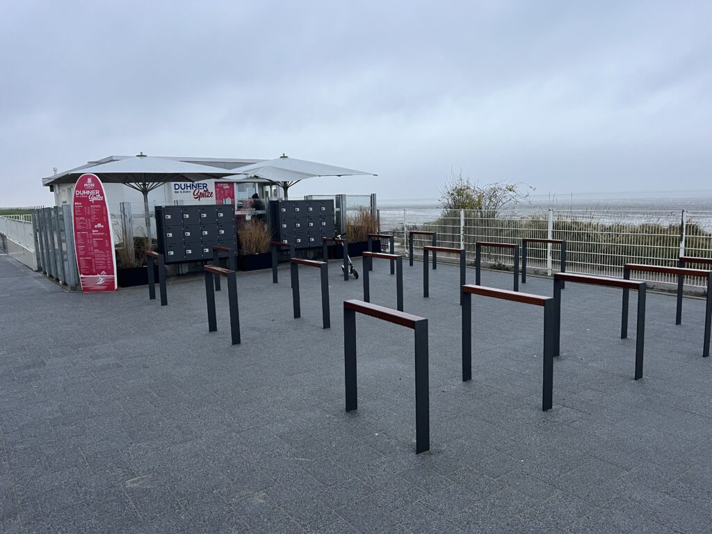 Promenade Duhner Spitze Fahrradständer und Schliessfächer